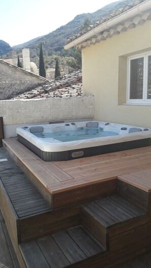 Outdoor spa tub