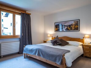 2 bedrooms, iron/ironing board, free Internet