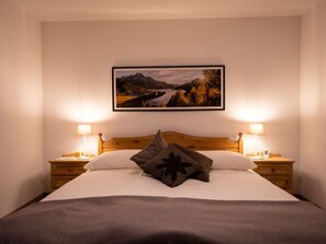 2 bedrooms, iron/ironing board, free internet