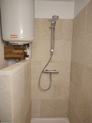 Dusche, Haartrockner, Seife, Toilettenpapier