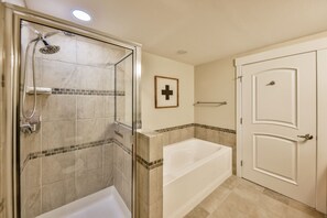Badewanne und Dusche (separat), Haartrockner, Handtücher