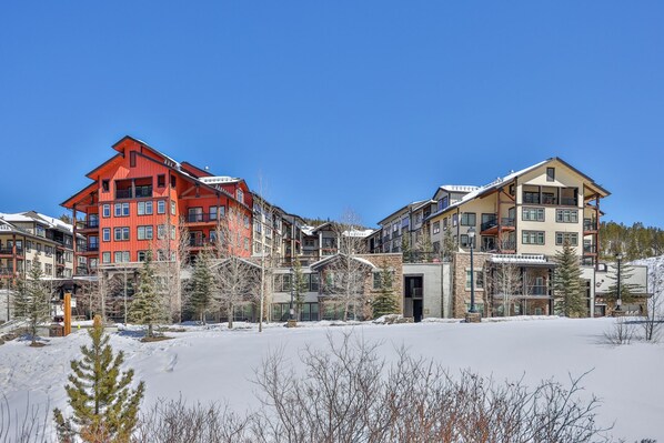 Exterior - Ski In Ski Out + Walk to Restaurants & Shops - Penthouse Level, Hot Tub (Winter Park)