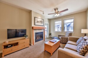 TV, fireplace - Ski In Ski Out + Walk to Restaurants & Shops - Penthouse Level, Hot Tub (Winter Park)