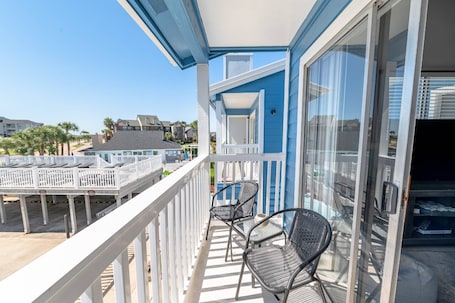 Property grounds. 1 Night Cruise Stays available | Great Monthly Rates | Beach Nearby | Pool | Sun Deck | Grills