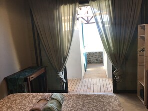 3 habitaciones, tabla de planchar con plancha y cuna de viaje 