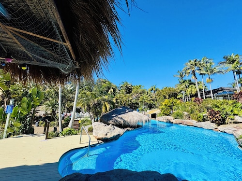 Seaheaven @ Aanuka Resort Spa Bure with Pool - Tennis - Walk to Beach