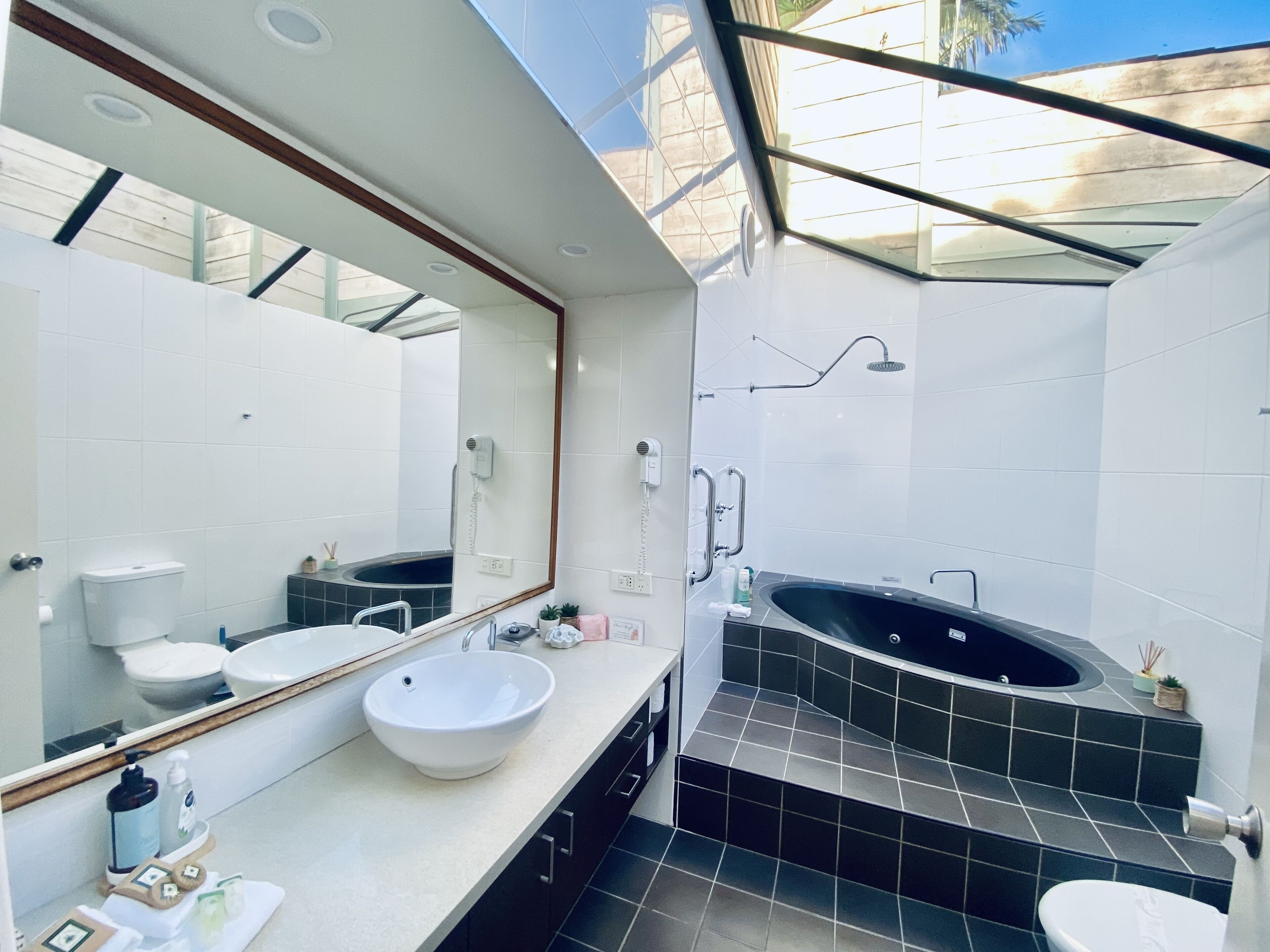 Douche, baignoire à jets, sèche-cheveux, serviettes fournies