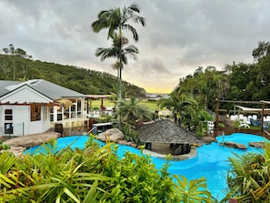 Piscine couverte, piscine extérieure