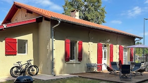 A house with a red-tiled roof, a barbecue grill, and outdoor seating. - MATOUNE pleasant, 4/6 person house near Lake Leon  (Léon)