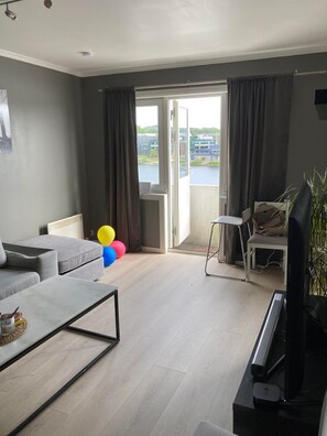 公寓, 1 間臥室, 河景 | 客廳 | 電視