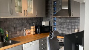 Private kitchen - StayPlus Apartment with Riverview (Kristiansand)