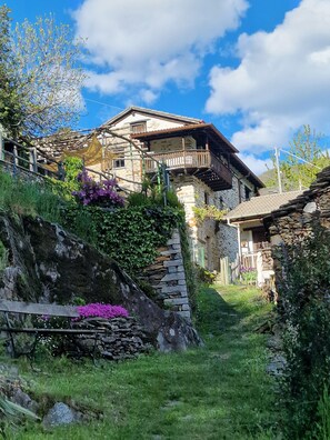 Exterior - Mountain worlds behind Lake Maggiore (Falmenta)