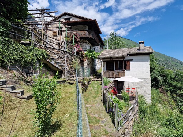 Exterior - Mountain worlds behind Lake Maggiore (Falmenta)