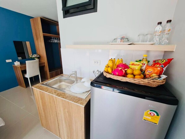 Chambre Premier | Minibar, bureau, accès au Wi-Fi (inclus), literie fournie