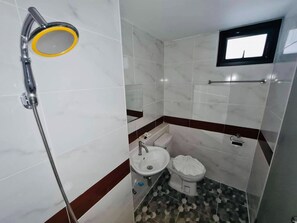 Chambre Premier | Salle de bain | Douche, articles de toilette (gratuits), bidet, serviettes fournies