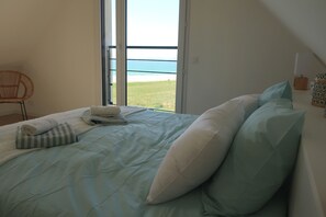 4 dormitorios, escritorio, tabla de planchar con plancha y cuna de viaje