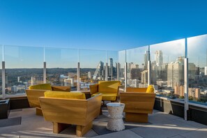 Property grounds - Modern, 31st-floor studio with amazing lake view, balcony, rooftop pool, & gym (Austin)