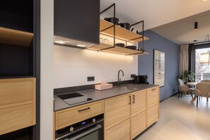 Design Apartment | Private kitchen | Full-size fridge, microwave, oven, stovetop - Katoen City Lofts (Goes)