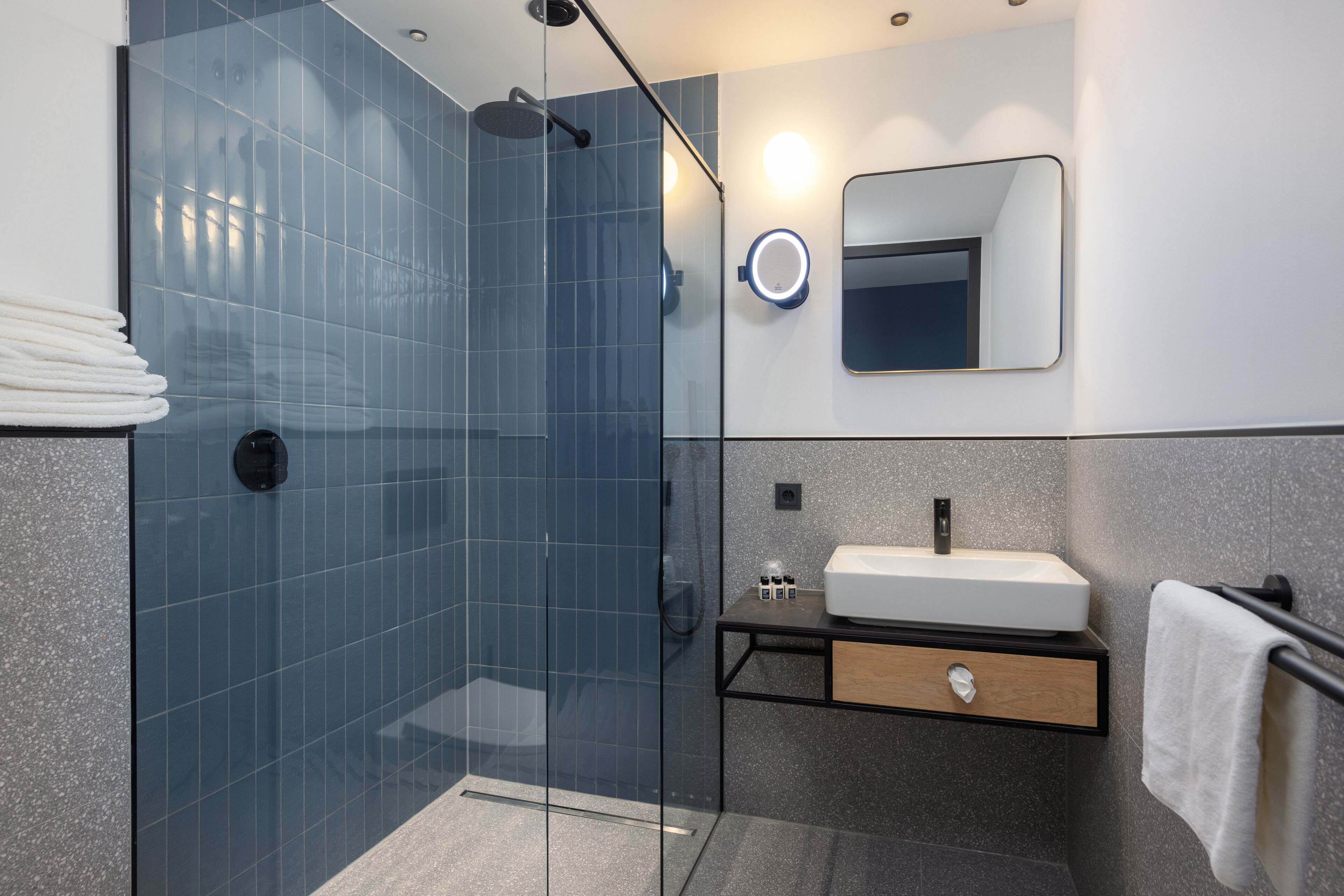 Design Apartment | Bathroom | Shower, hair dryer, towels, toilet paper