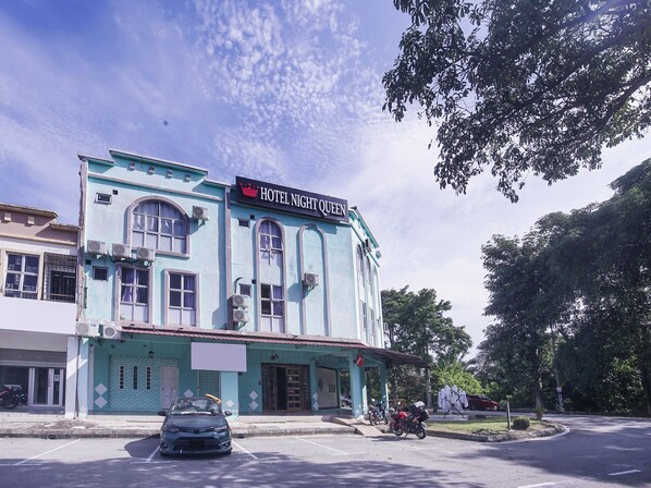 Front of property - Hotel O Night Queen salak Tinggi (Sepang)
