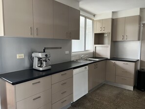 Kühlschrank, Mikrowelle, Ofen, Geschirrspüler