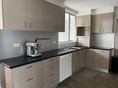 'The Savoy'. Central home with pool. Pet friendly