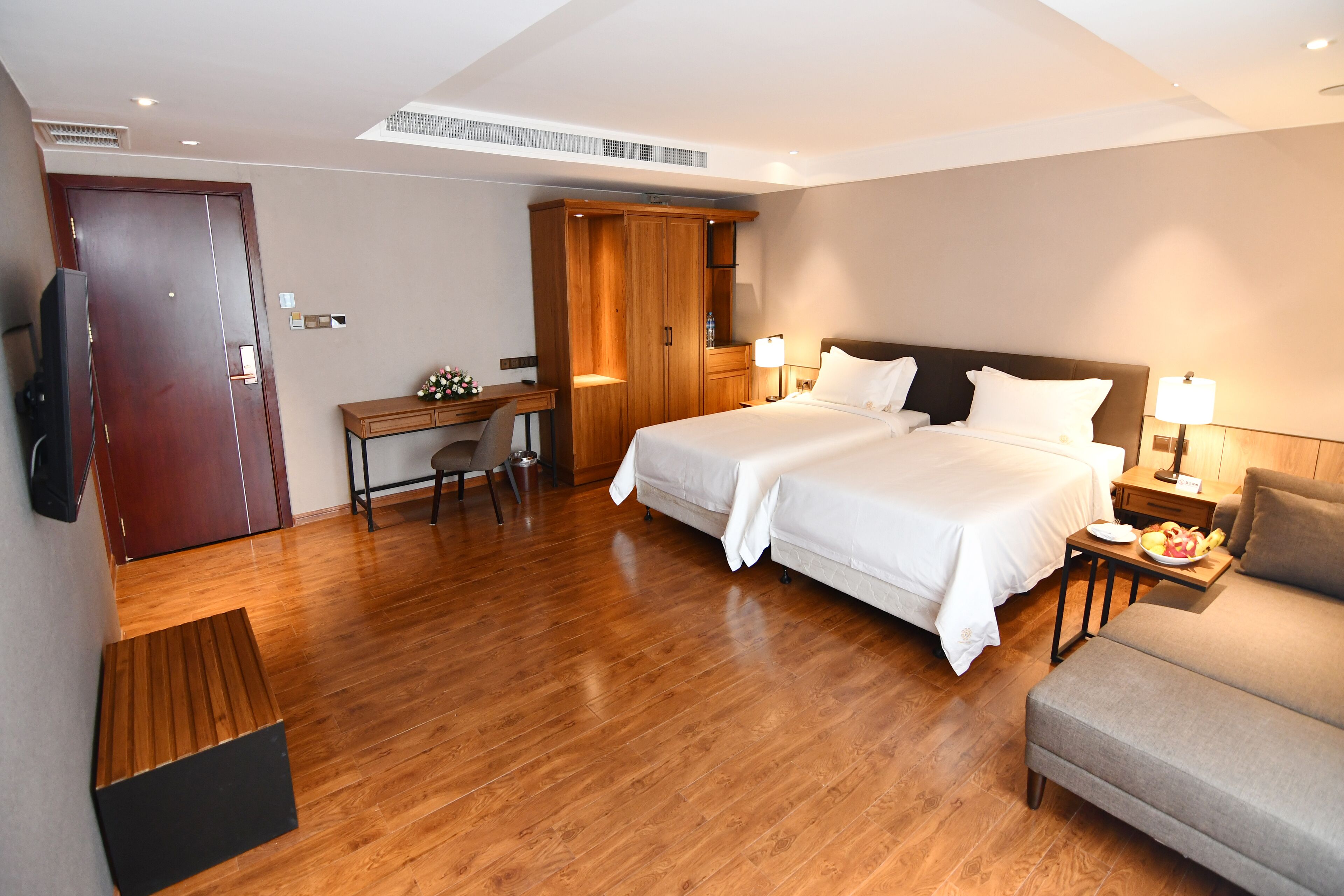 Minibar, in-room safe, desk, iron/ironing board