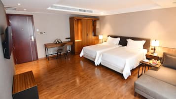 Bar mini, peti besi dalam bilik, meja, seterika/papan seterika