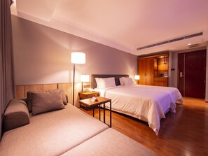 Minibar, caja de seguridad en la habitación y escritorio 