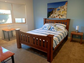 3 bedrooms, free WiFi, bed sheets - Lakes Guest House: Unit with private entrance sleeps 8 (Lakes Entrance)