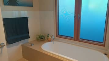 Ensemble douche/baignoire, serviettes fournies, savon, papier toilette
