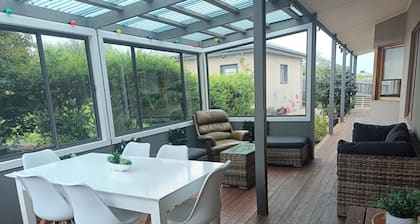 Lakes Guest House: Unit with private entrance sleeps 8
