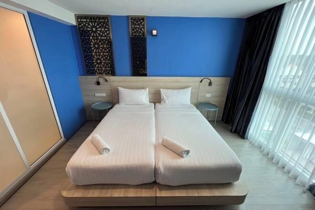 Escritorio, wifi gratis y ropa de cama 