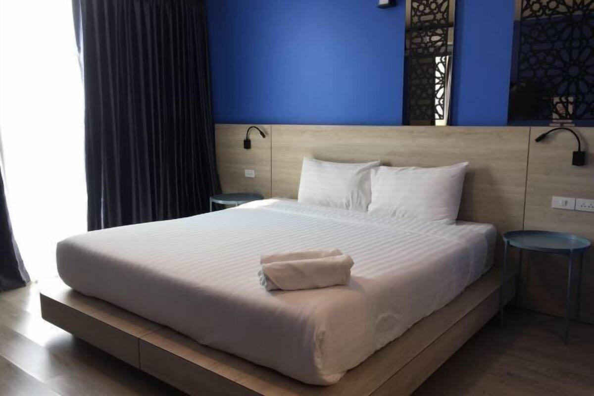 Escritorio, wifi gratis y ropa de cama 