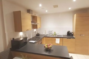 Frigorifero, microonde, forno, piano cottura