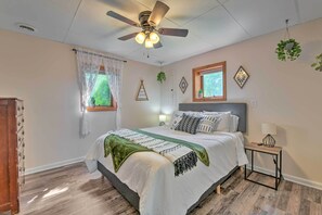 2 bedrooms, desk, travel cot, Internet - Pet-Friendly Waynesville Home w/ Mountain Views! (Waynesville)