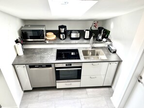 Kühlschrank, Mikrowelle, Ofen, Herdplatte