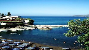 Une ville côtière dotée d’un port de plaisance, d’une plage et de bâtiments.