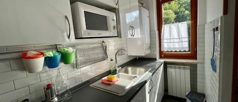 Frigorifero, microonde, forno, piano cottura