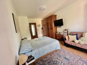 1 chambre, fer et planche à repasser, literie fournie