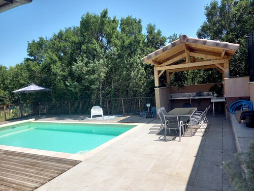 Quiet family villa with pool