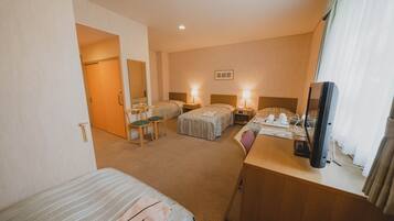 Basic Quadruple Room | Desk, laptop workspace, blackout drapes, free WiFi