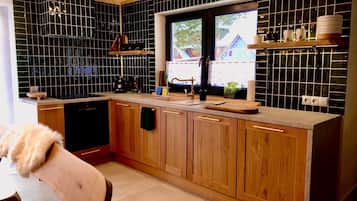 Fridge, oven, stovetop, dishwasher