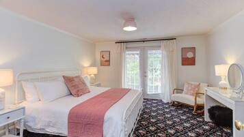 4 slaapkamers, een bureau, een strijkplank/strijkijzer, wifi