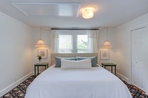 4 bedrooms, desk, iron/ironing board, WiFi - Hot tub heaven w/ 12 ft ceilings + stunning bath (Graham)