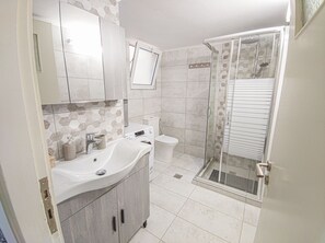 Dusche, Haartrockner, Handtücher, Seife