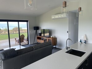 Smart TV - Panoramic views of the ocean close enough to the beach to hear the waves. (Toko Mouth)