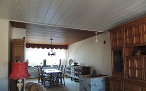 TV - Spacious apartment with a very large balcony and living room (Weilerbach)