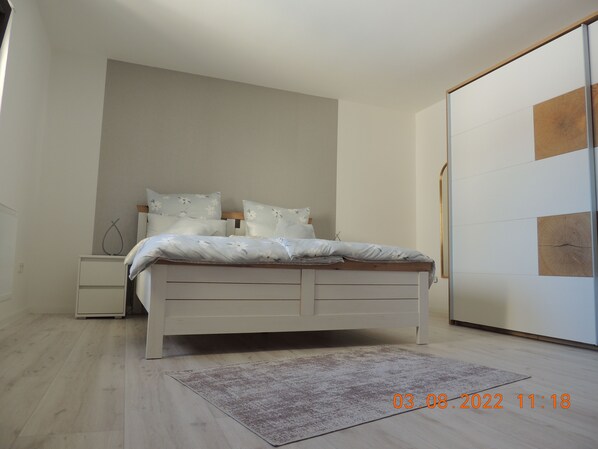 1 bedroom, desk, WiFi, bed sheets - Spacious apartment with a very large balcony and living room (Weilerbach)