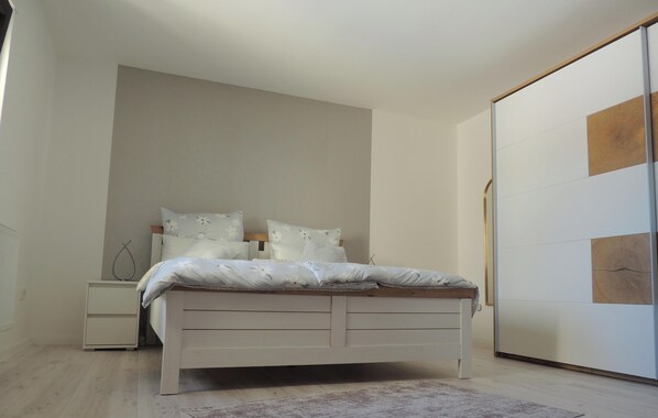 1 bedroom, desk, WiFi, bed sheets - Spacious apartment with a very large balcony and living room (Weilerbach)